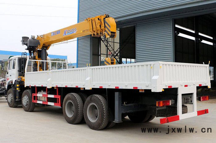 重汽斯太爾前四后八徐工16噸隨車吊   重汽310馬力發(fā)動(dòng)機(jī)   300mm直通兩層局部三層大梁