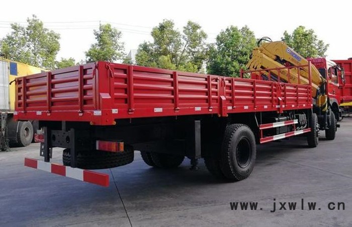東風(fēng)T5小三軸徐工10噸折臂隨車吊    玉柴240馬力發(fā)動(dòng)機(jī)     東風(fēng)T5前四后四隨車吊    徐工8噸隨車吊